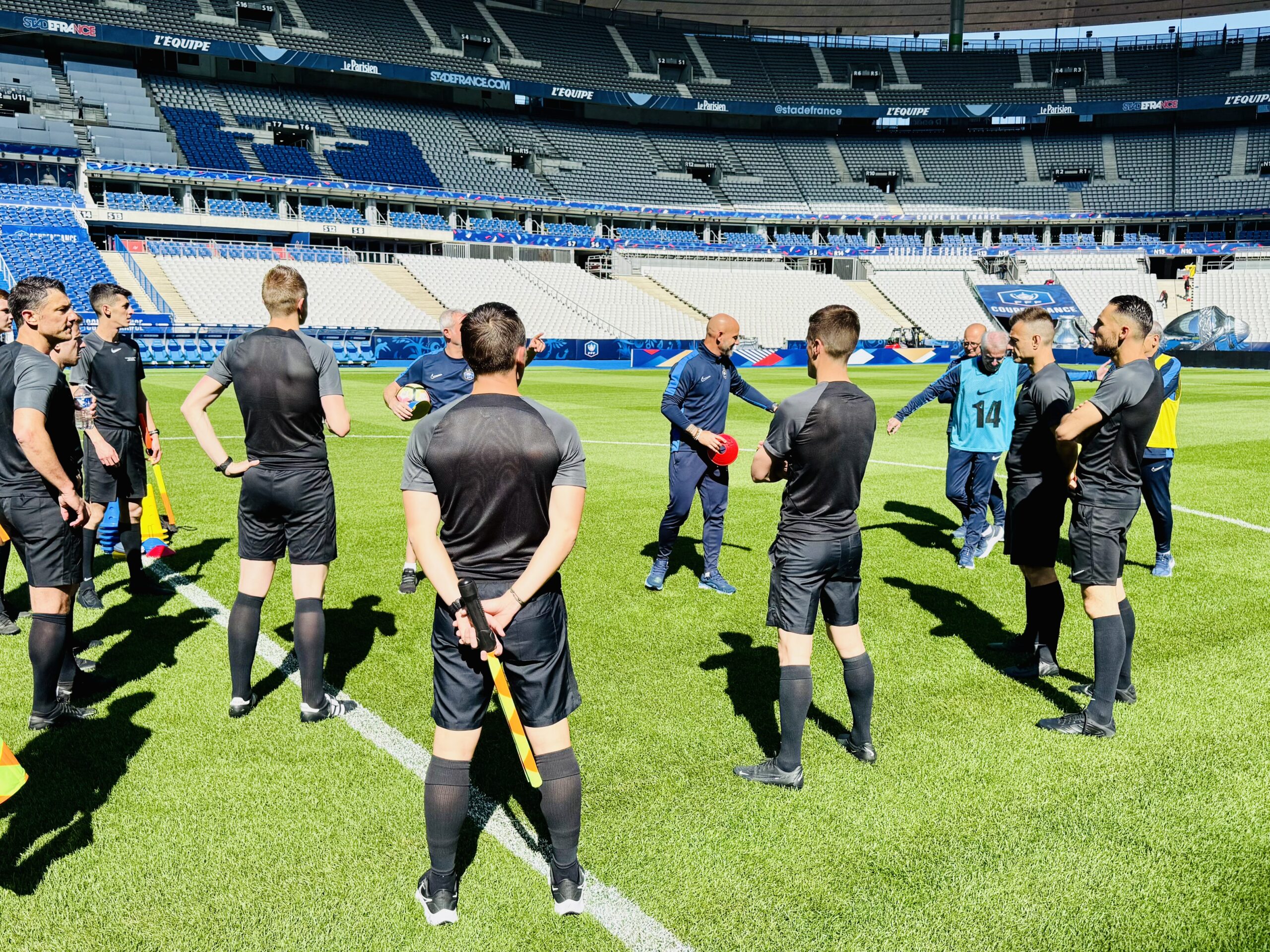 Management et coaching des arbitres professionnels de football